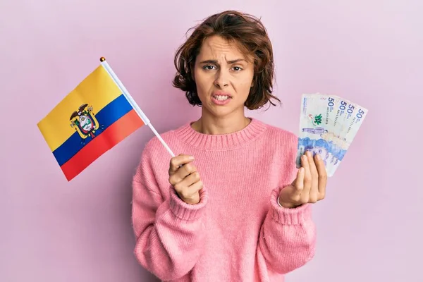 Joven Morena Sosteniendo Bandera Colombia Billetes Pesos Colombianos Sin Idea —  Fotos de Stock