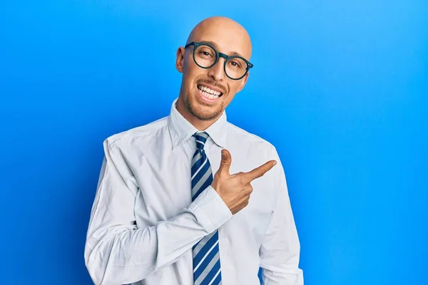 Glatzkopf Mit Bart Businesskleidung Und Brille Lächelt Fröhlich Und Zeigt — Stockfoto