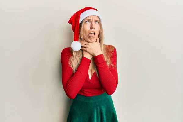 Krásná Běloška Vánočním Kostýmu Klobouku Křičí Dusí Protože Bolí Zdravotní — Stock fotografie