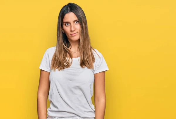 Junge Frau Lässigem Weißem Shirt Mit Ernstem Gesichtsausdruck Einfacher Und — Stockfoto