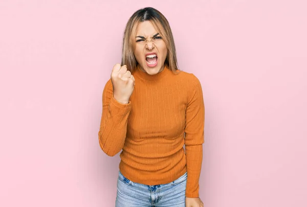 Mujer Caucásica Joven Con Ropa Casual Enojado Loco Levantando Puño — Foto de Stock