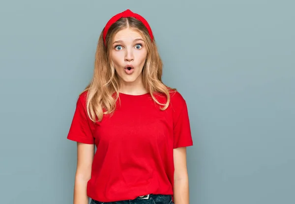 Schöne Junge Kaukasische Mädchen Tragen Lässig Rotes Shirt Angst Und — Stockfoto