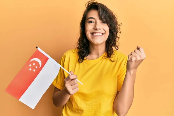 Fiatal Spanyol Kezében Singapore Zászló Sikoltozik Büszke Ünnepli Győzelem Siker — Stock Fotó