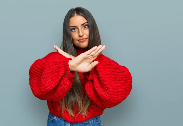 Schöne Hispanische Frau Trägt Lässige Kleidung Ablehnung Ausdruck Kreuzen Arme — Stockfoto