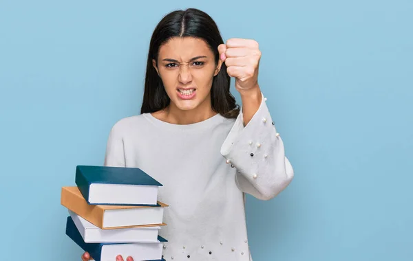 Jong Spaans Meisje Met Een Stapel Boeken Haar Hand Geïrriteerd — Stockfoto