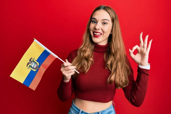 Νεαρή Ξανθιά Γυναίκα Κρατώντας Σημαία Εκουαδόρ Κάνει Υπογράψει Δάχτυλα Χαμογελώντας — Φωτογραφία Αρχείου