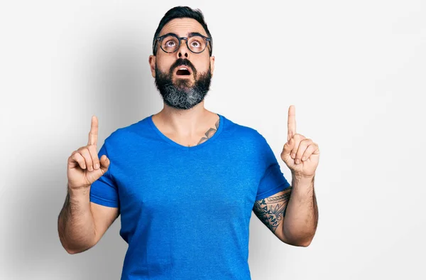 Spaanse Man Met Baard Casual Shirt Bril Verbaasd Verrast Omhoog — Stockfoto