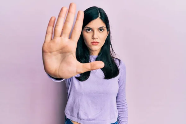 Jeune Femme Hispanique Portant Des Vêtements Décontractés Faire Arrêter Chanter — Photo