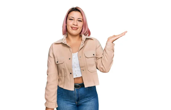 Hispanic Kvinna Med Rosa Hår Bär Casual Kläder Ler Glad — Stockfoto