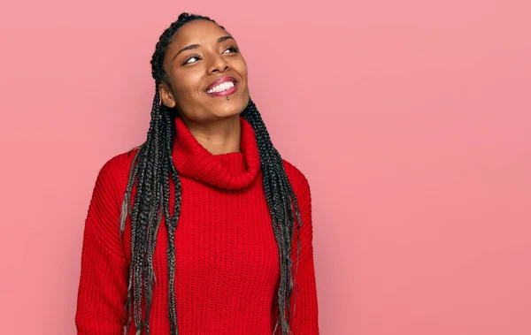 Mujer Afroamericana Con Suéter Casual Invierno Mirando Hacia Otro Lado —  Fotos de Stock