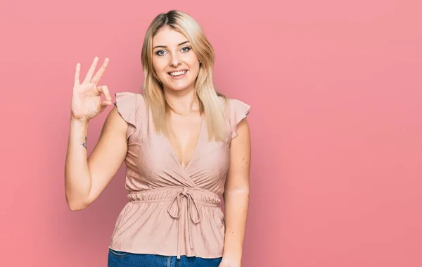 Mulher Branca Jovem Vestindo Roupas Casuais Sorrindo Positivo Fazendo Sinal — Fotografia de Stock