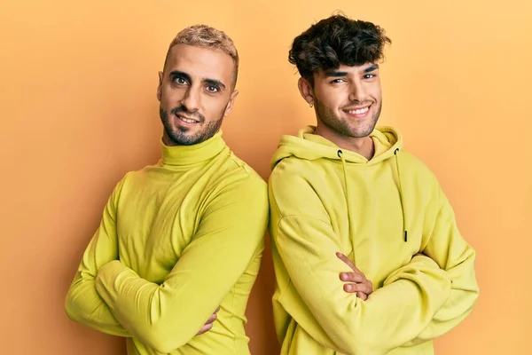 Pareja Homosexual Gay Pie Juntos Vistiendo Ropa Amarilla Cara Feliz —  Fotos de Stock