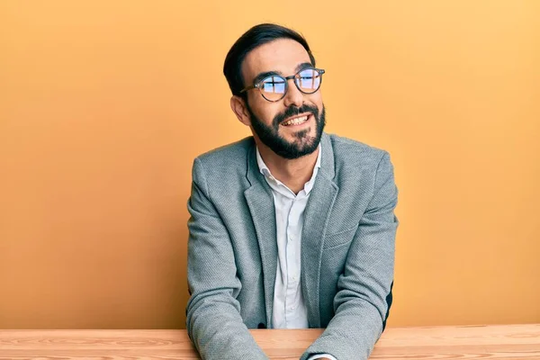 Junger Hispanischer Mann Der Büro Arbeitet Und Mit Einem Lächeln — Stockfoto
