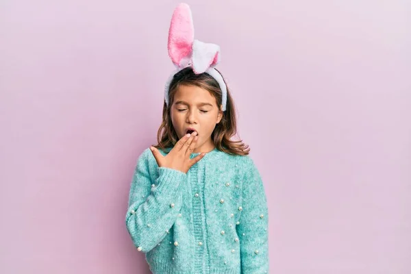 Kleine Schöne Mädchen Mit Niedlichen Osterhasenohren Gelangweilt Gähnend Müde Mund — Stockfoto