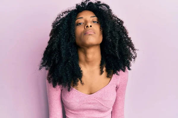 Mujer Afroamericana Con Pelo Afro Vistiendo Camisa Rosa Casual Relajada —  Fotos de Stock