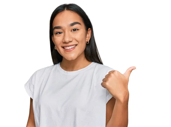 Joven Mujer Asiática Vistiendo Casual Camiseta Blanca Sonriendo Con Cara —  Fotos de Stock