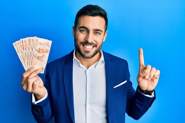 Νεαρός Ισπανός Επιχειρηματίας Κοστούμι Που Κρατάει Τούρκικα Χαρτονομίσματα Λιρών Χαμογελώντας — Φωτογραφία Αρχείου