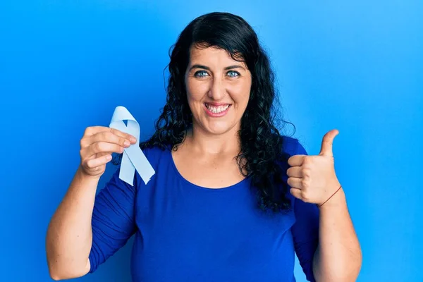 Плюс Розмір Брюнетка Жінка Тримає Синю Стрічку Посміхаючись Щасливим Позитивним — стокове фото