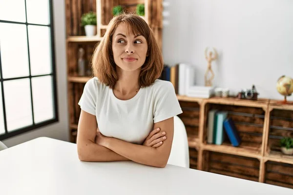 Junge Kaukasierin Lässiger Kleidung Sitzt Hause Auf Dem Tisch Und — Stockfoto