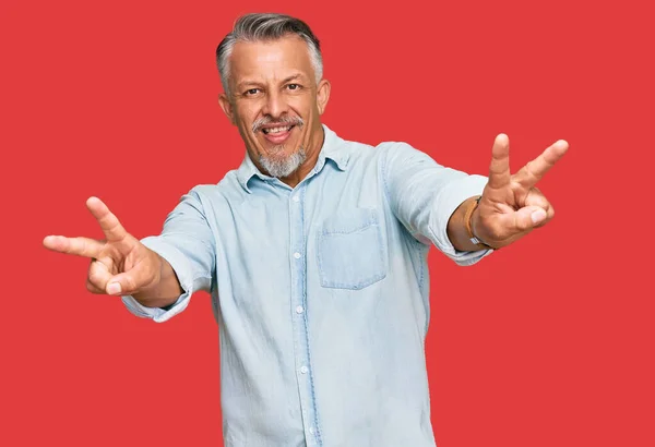 Homem Cabelos Grisalhos Meia Idade Usando Roupas Casuais Sorrindo Com — Fotografia de Stock