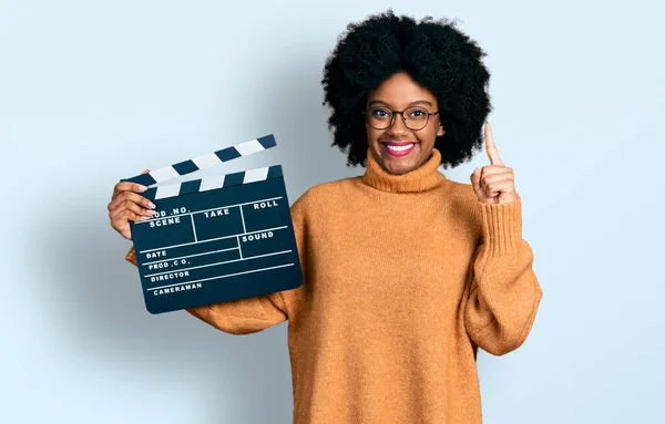 Genç Afro Amerikalı Kadın Elinde Video Film Panosu Ile Gülümsüyor — Stok fotoğraf
