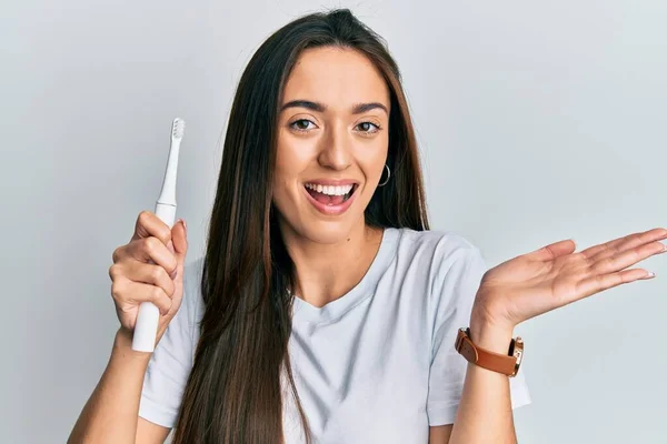 Menina Hispânica Jovem Segurando Escova Dentes Elétrica Celebrando Realização Com — Fotografia de Stock