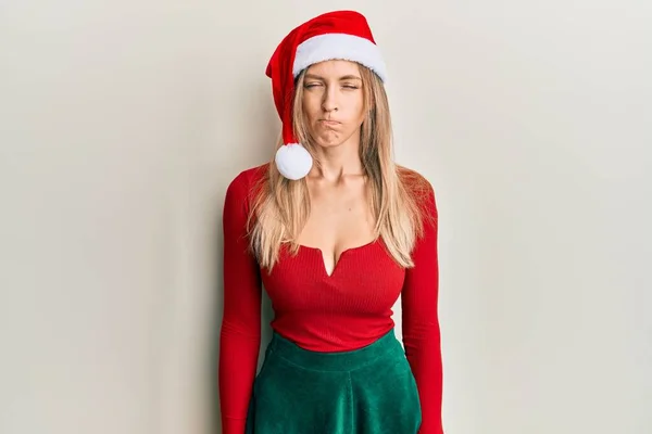 Mooie Blanke Vrouw Kerstkostuum Hoed Sceptisch Nerveus Fronsend Van Streek — Stockfoto