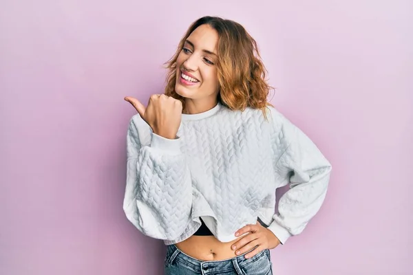 Joven Mujer Caucásica Con Ropa Casual Apuntando Pulgar Hacia Lado —  Fotos de Stock