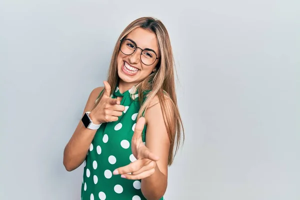Красивая Латиноамериканка Элегантной Рубашке Очках Указывает Пальцем Камеру Счастливым Смешным — стоковое фото