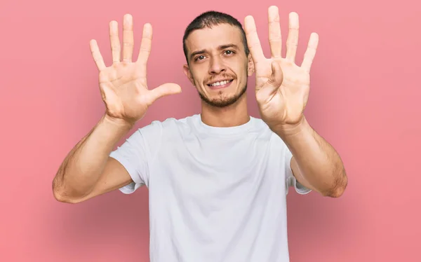 Hispánský Mladý Muž Sobě Ležérní Bílé Tričko Ukazuje Ukazuje Prsty — Stock fotografie