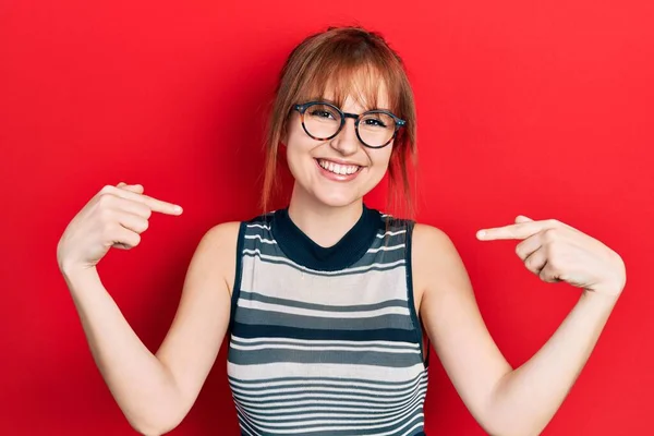 Rousse Jeune Femme Portant Des Vêtements Décontractés Des Lunettes Regardant — Photo