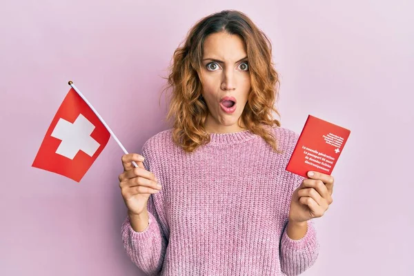 Ung Kaukasisk Kvinna Med Schweizisk Flagga Och Pass Chockansikte Ser — Stockfoto