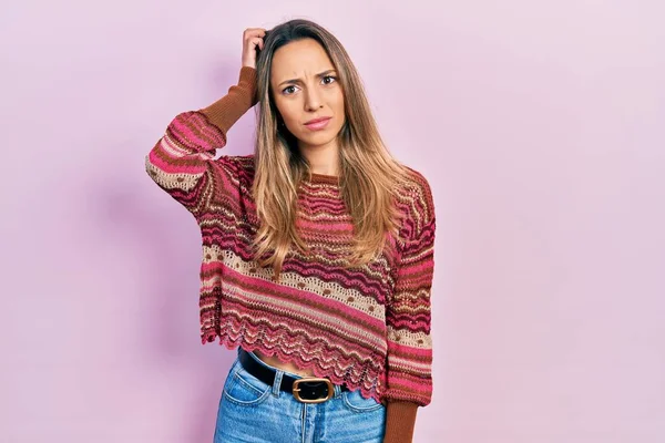 Schöne Hispanische Frau Hippie Pullover Verwirrt Und Fragt Sich Das — Stockfoto