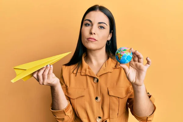 Joven Morena Sosteniendo Papel Plano Bola Del Mundo Relajado Con — Foto de Stock