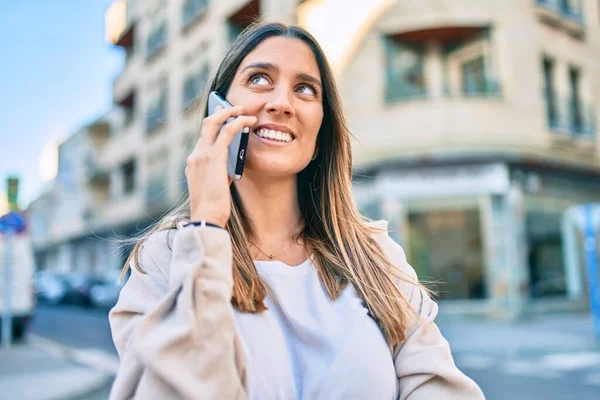 Jovem Caucasiana Sorrindo Feliz Falando Smartphone Cidade — Fotografia de Stock