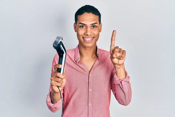 Jonge Afro Amerikaanse Man Met Elektrische Scheermes Machine Glimlachend Met — Stockfoto