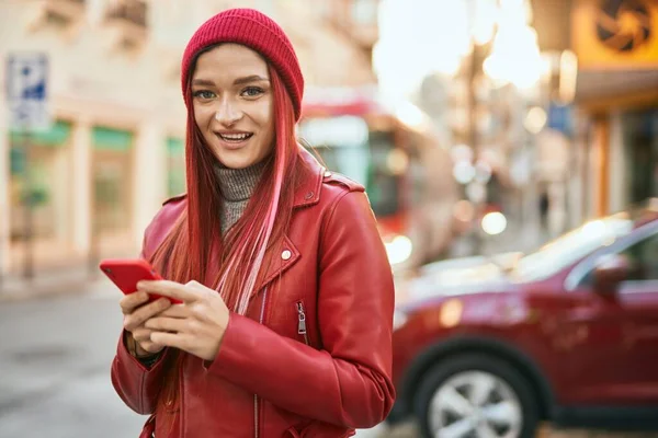 Jovem Caucasiana Sorrindo Feliz Usando Smartphone Cidade — Fotografia de Stock
