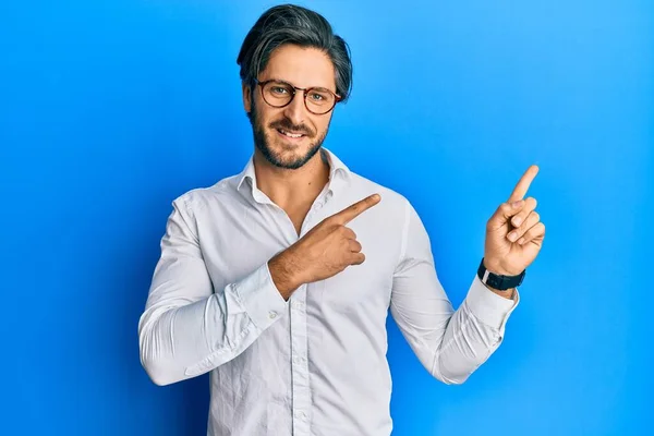 Jonge Spaanse Man Casual Kleding Een Bril Glimlachend Kijkend Naar — Stockfoto