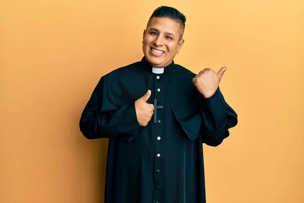 Jonge Latijnse Priester Man Die Gele Achtergrond Wijst Naar Achterkant — Stockfoto