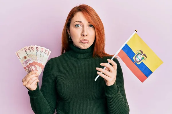 Belle Rousse Tenant Drapeau Colombien Pesos Colombiens Billets Déprimés Inquiets — Photo
