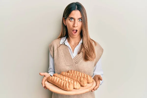 Брюнетка Молодая Женщина Держит Домашний Хлеб Испуганный Потрясенный Удивлением Удивлением — стоковое фото