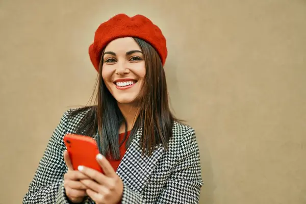 Jovem Hispânica Sorrindo Feliz Usando Smartphone Cidade — Fotografia de Stock