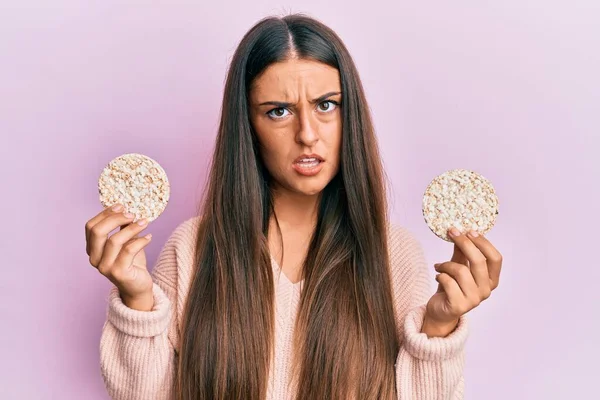 Vacker Latinamerikansk Kvinna Äter Hälsosamt Ris Kex Chock Ansikte Ser — Stockfoto