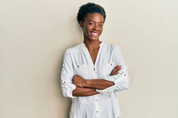 Νεαρή Αφρο Αμερικανίδα Που Φοράει Καθημερινά Ρούχα Χαρούμενο Πρόσωπο Χαμογελώντας — Φωτογραφία Αρχείου