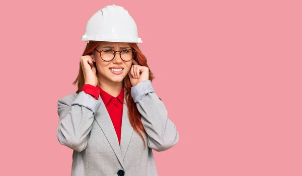 Jonge Roodharige Vrouw Met Een Architectenhelm Die Oren Bedekt Met — Stockfoto