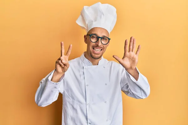 Skallig Man Med Skägg Bär Professionell Kock Uniform Visar Och — Stockfoto