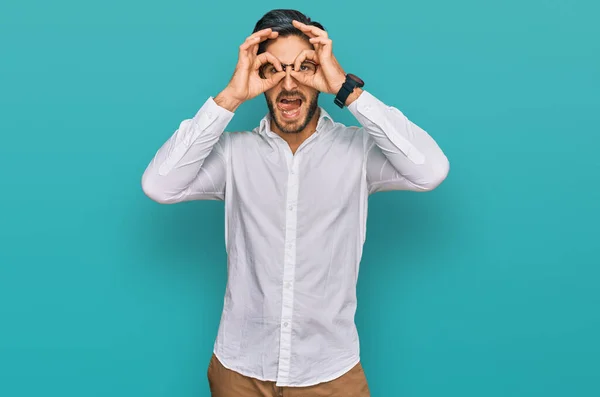 Joven Hispano Con Camisa Negocios Gafas Haciendo Buen Gesto Como —  Fotos de Stock