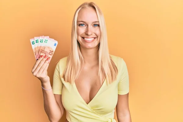 Ung Blond Flicka Håller Eurosedlar Ser Positiva Och Glada Stående — Stockfoto