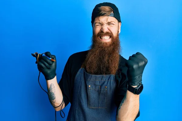 Homme Rousse Longue Barbe Tatoueur Portant Uniforme Professionnel Des Gants — Photo