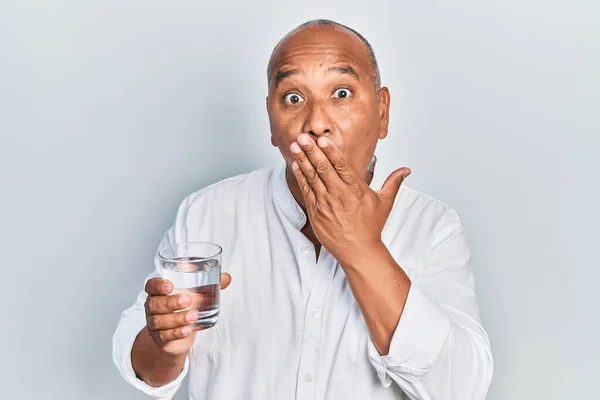 Lateinischer Mann Mittleren Alters Der Ein Glas Wasser Trinkt Das — Stockfoto